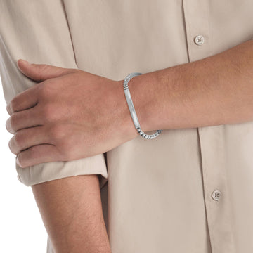 Ανδρικό βραχιόλι Calvin Klein 35100058 κατασκευασμένο από ατσάλι σε ασημένιο χρώμα με σχέδιο αλυσίδας και ταυτότητα, φορεμένο.